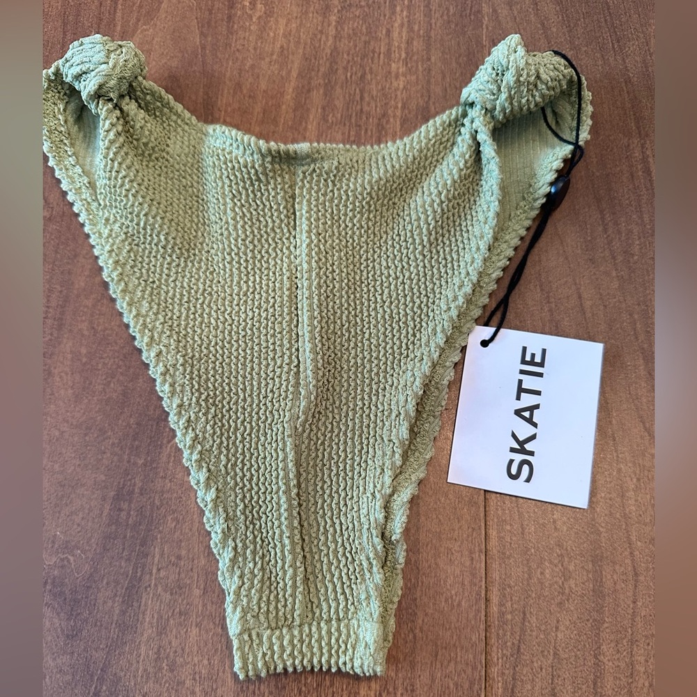 Skatie bikini bottom size large NWT